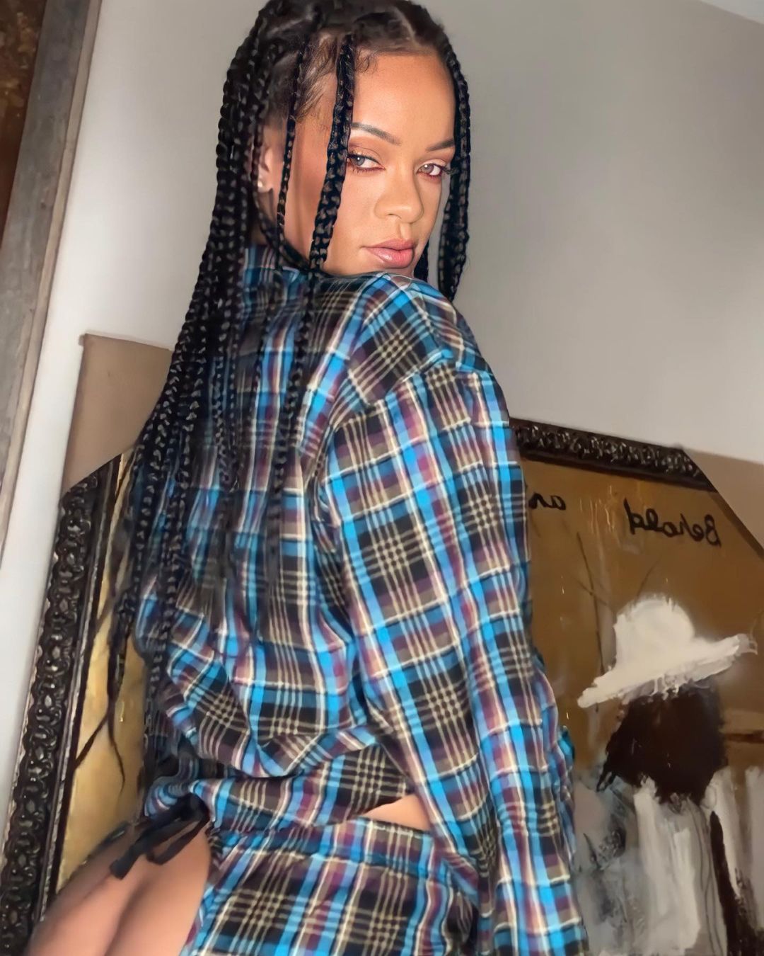 Rihanna reveals her giant ass